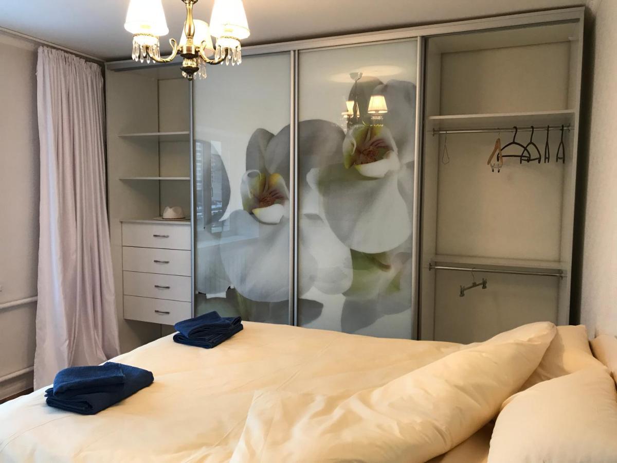 Sunny Apartment Overlooking The Royal Village เคียฟ ภายนอก รูปภาพ